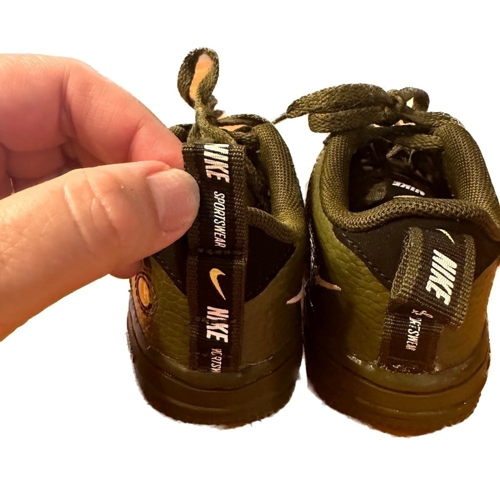 NIKE Kids Army Green Air Force 1 LV8 Utility Overbranding Size 8C - Picture 5 of 8